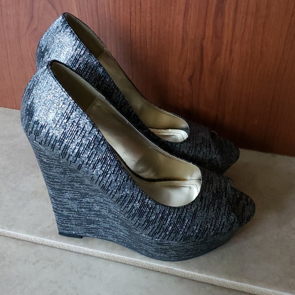 Steve Madden silver/black open toe wedges - Picture 6 of 9